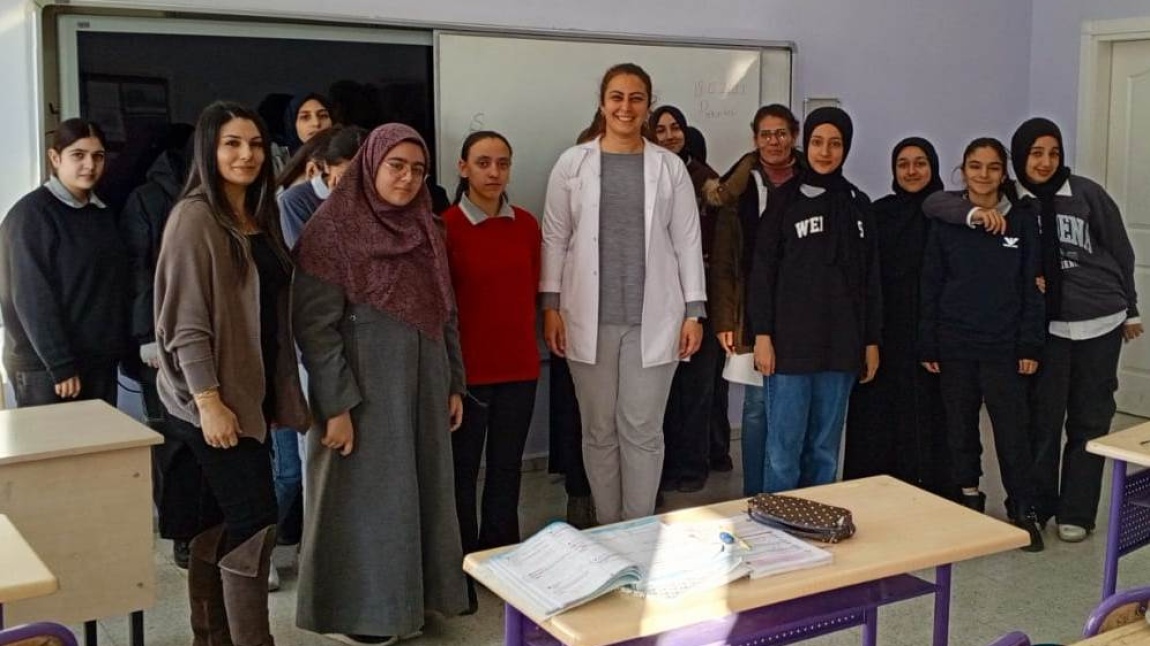 Okulumuz mesleki tanıtım kulübü faaliyetleri kapsamında ilimiz tabiplerinden Uzman Dr.Sıtar GÜNEŞ hocamız okulumuza davet edildi.