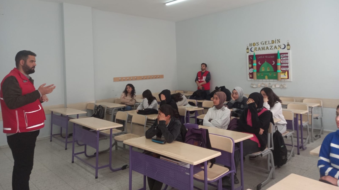 Afet ve Acil durum müdürlüğü tarafından okulumuzda öğrencilerimize bilgilendirme semineri yapıldı.