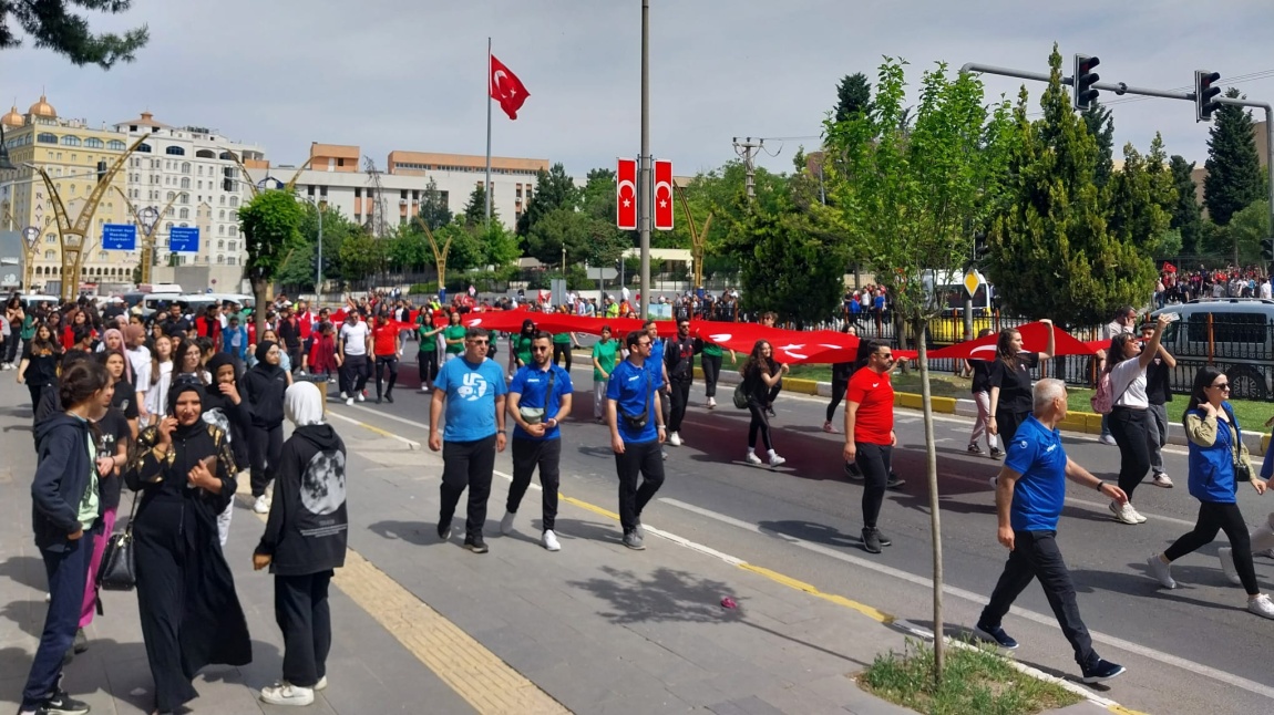 19 Mayıs Ataturk'ü Anma , Genclik ve Spor Bayramı İcin Yapılan Valilik Yürüyüşüne Katıldık.